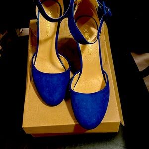 Royal blue size 8 closed toe heel.  Shoes by Dream Pairs 3,in block heel